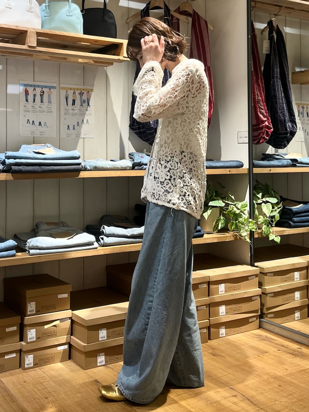 ホワイト系のシャツ/ブラウス、ホワイト系のタンクトップ、ブルー系のデニムパンツを着用したレディースの春コーディネートの2枚目の写真