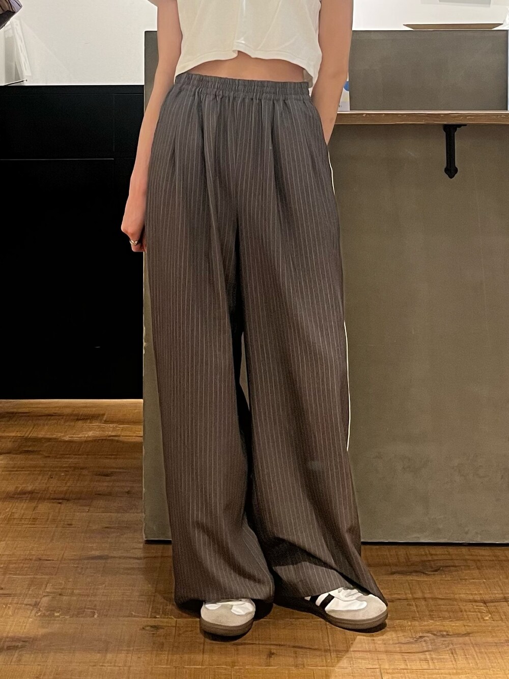 ホワイト系のTシャツ/カットソー、グレー系のその他パンツを着用したレディースの春コーディネートの5枚目の写真