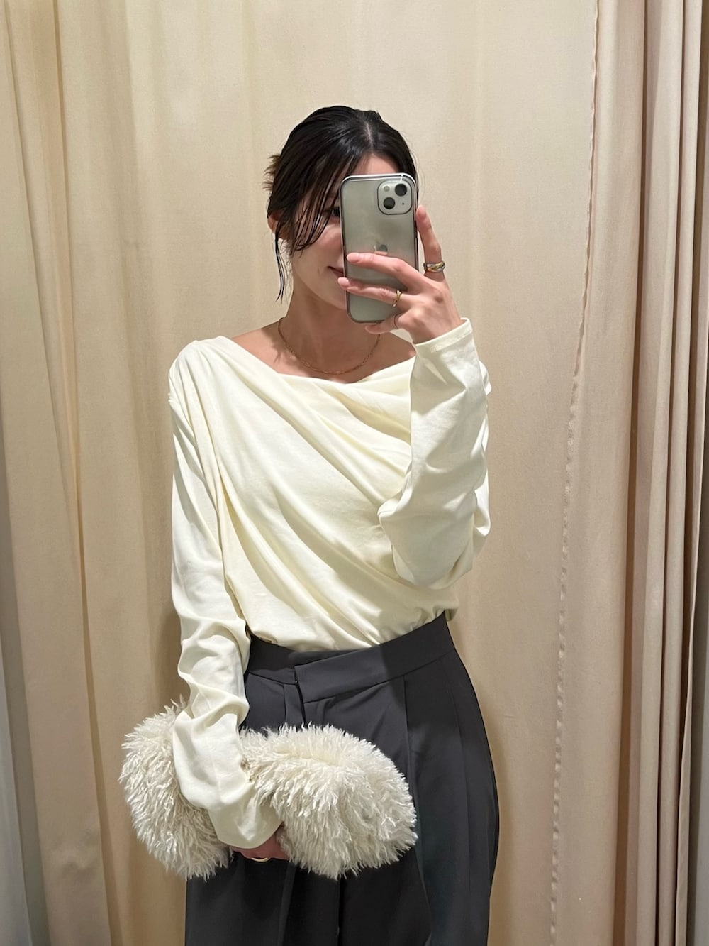 ホワイト系のTシャツ/カットソー、グレー系のその他パンツ、ホワイト系のハンドバッグを着用したレディースの秋コーディネートの4枚目の写真