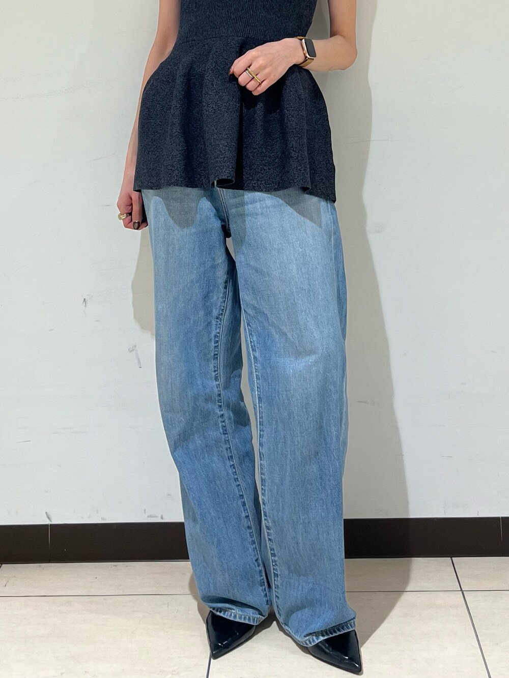 ブルー系のデニムパンツ、グレー系のキャミソールを着用したレディースの春コーディネートの5枚目の写真
