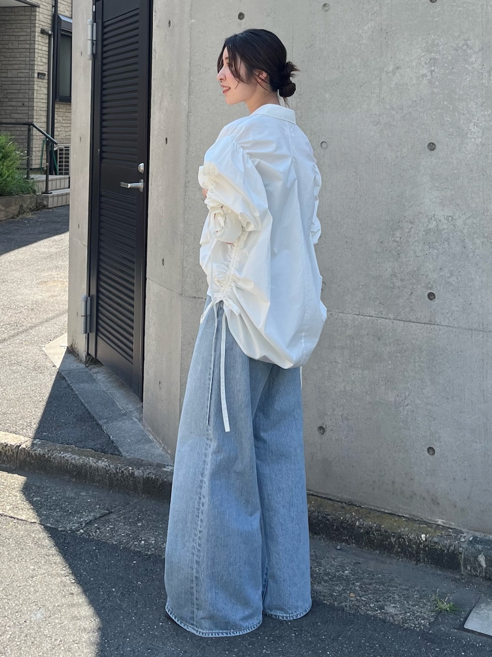 ホワイト系のシャツ/ブラウス、ブルー系のデニムパンツ、ベージュ系のローファーを着用したレディースの秋コーディネートの2枚目の写真