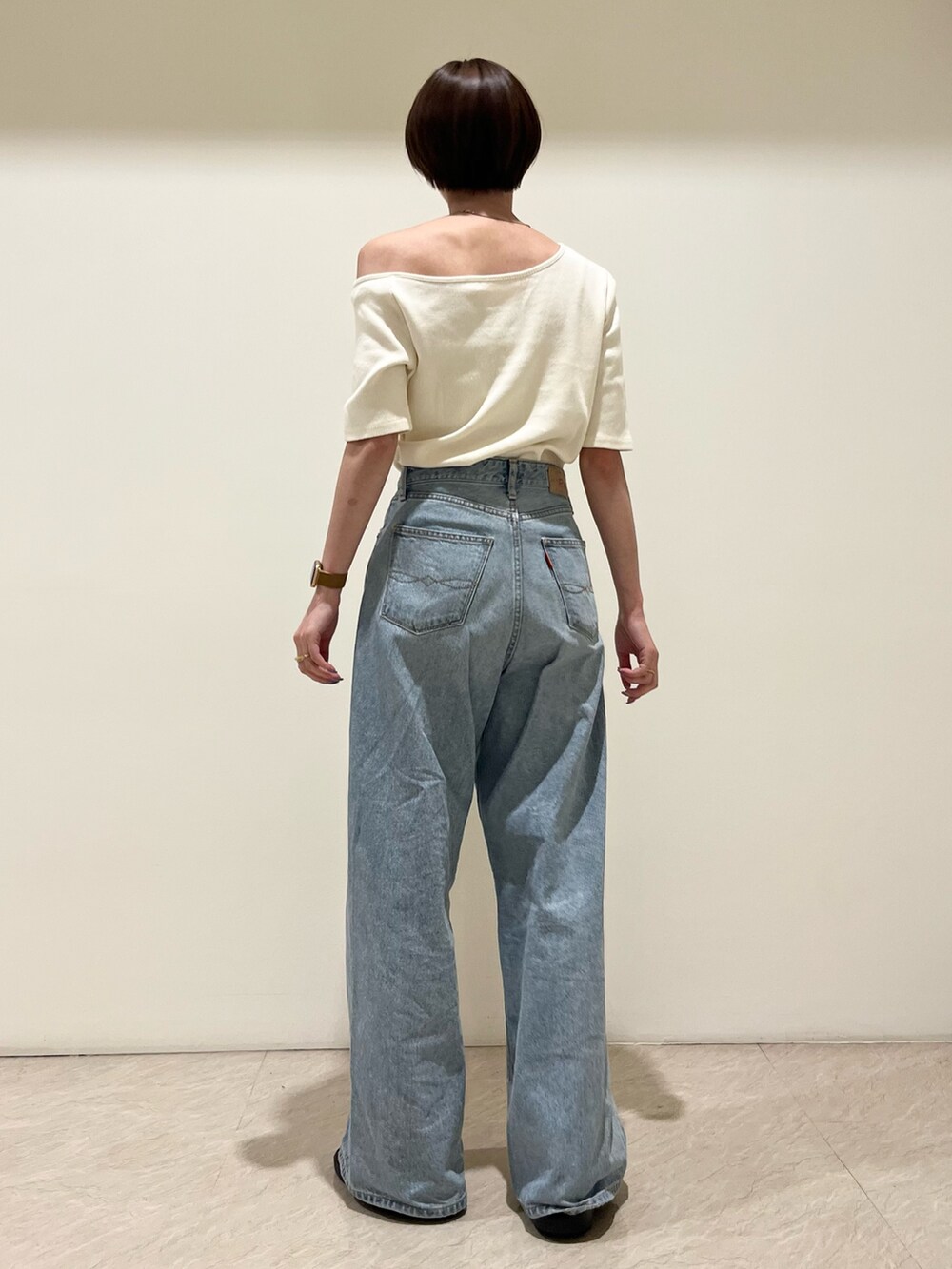 ホワイト系のTシャツ/カットソー、ブルー系のデニムパンツを着用したレディースの夏コーディネートの3枚目の写真