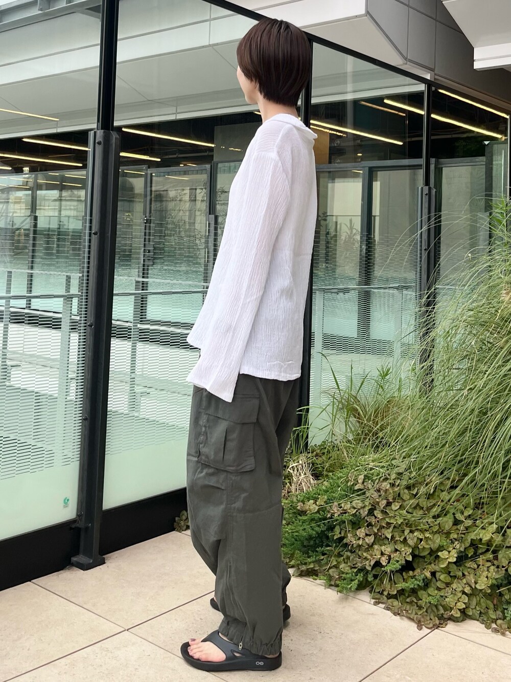 ホワイト系のシャツ/ブラウス、グリーン系のカーゴパンツを着用したレディースの夏コーディネートの2枚目の写真