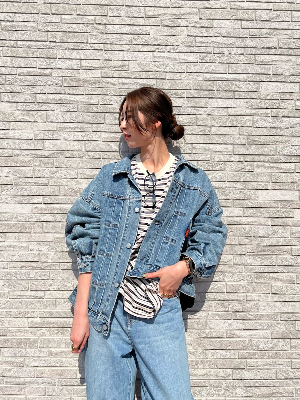 ホワイト系のTシャツ/カットソー、ブルー系のデニムジャケット、ブルー系のデニムパンツを着用したレディースの冬コーディネートの5枚目の写真