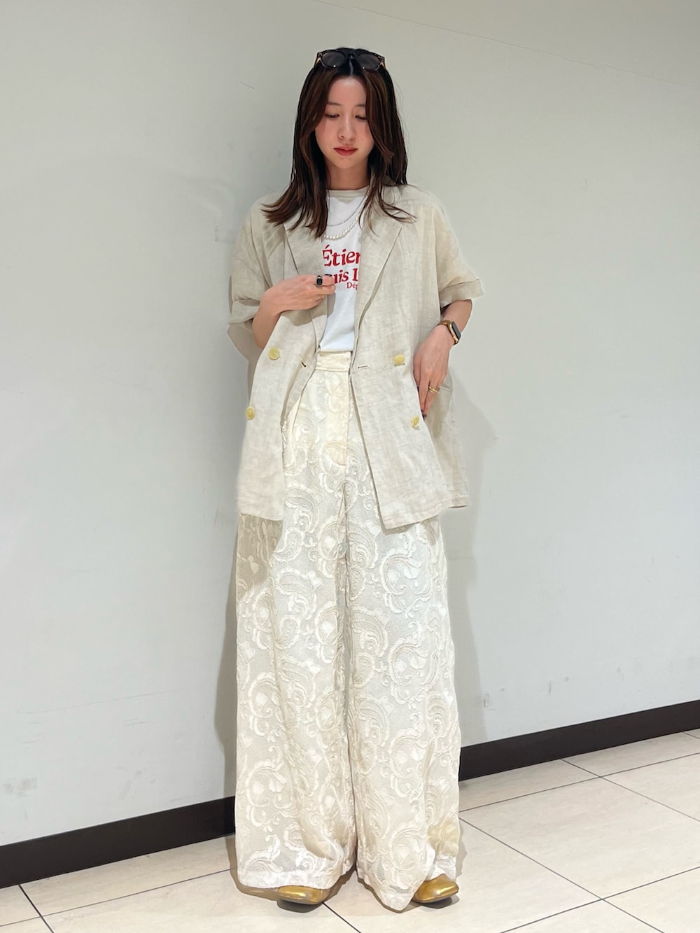ホワイト系のTシャツ/カットソー、ホワイト系のテーラードジャケット、ホワイト系のその他パンツを着用したレディースの春コーディネートの2枚目の写真