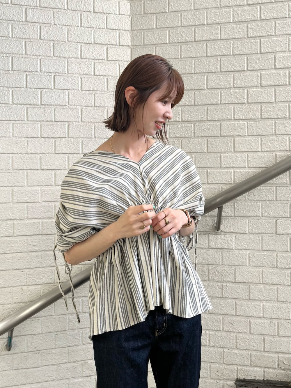 その他のシャツ/ブラウス、ブルー系のデニムパンツを着用したレディースの夏コーディネートの4枚目の写真