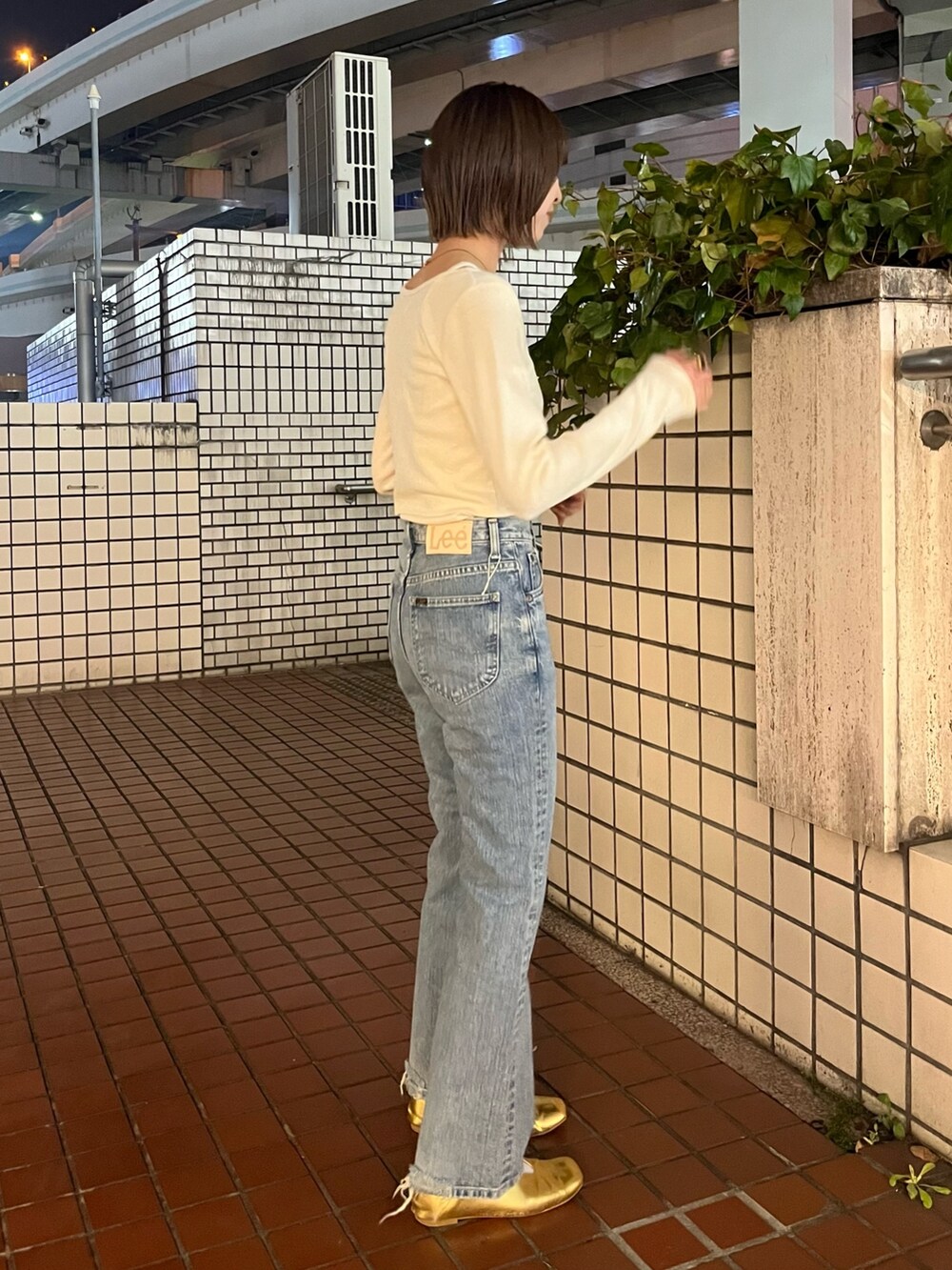 ホワイト系のTシャツ/カットソー、ブルー系のデニムパンツを着用したレディースの春コーディネートの2枚目の写真