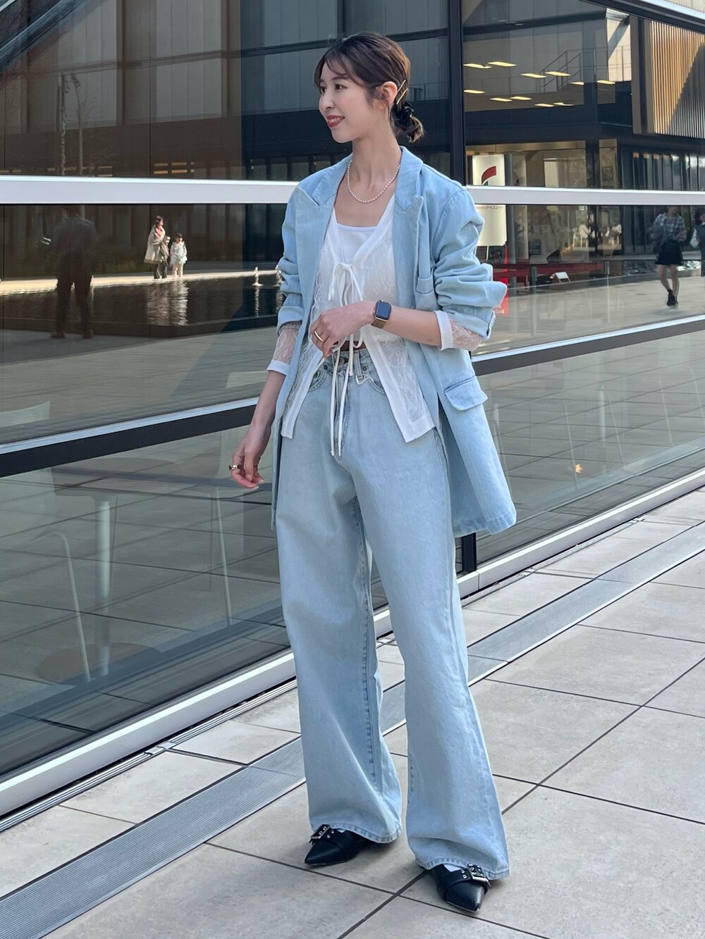 ホワイト系のTシャツ/カットソー、ブルー系のテーラードジャケット、ブルー系のデニムパンツを着用したレディースの春コーディネートの5枚目の写真