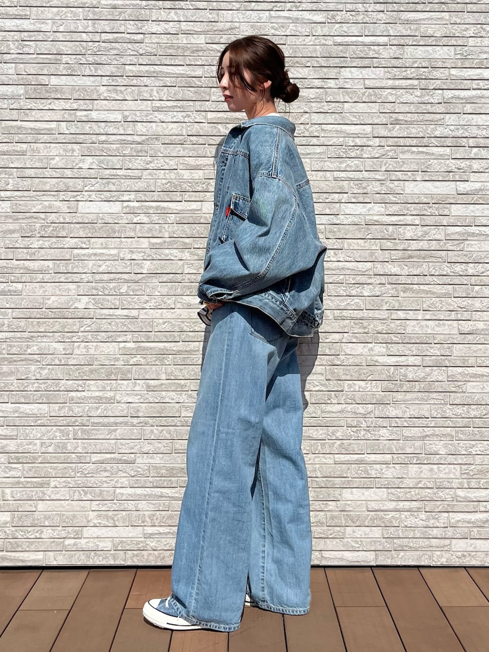 ホワイト系のTシャツ/カットソー、ブルー系のデニムジャケット、ブルー系のデニムパンツを着用したレディースの冬コーディネートの3枚目の写真