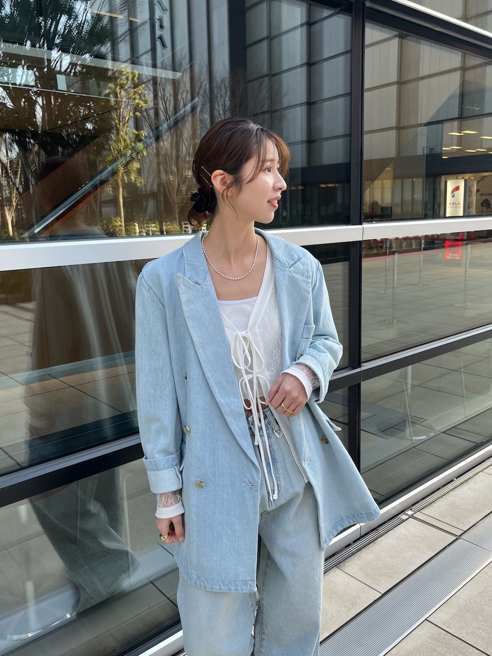 ホワイト系のTシャツ/カットソー、ブルー系のテーラードジャケット、ブルー系のデニムパンツを着用したレディースの春コーディネートの8枚目の写真