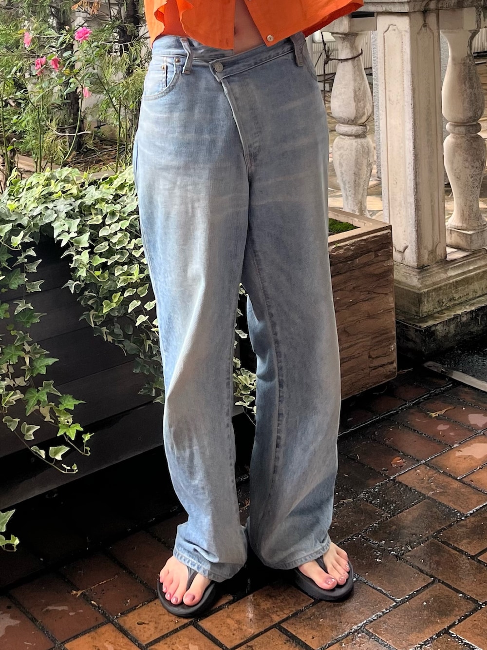 オレンジ系のシャツ/ブラウス、ブルー系のデニムパンツを着用したレディースの夏コーディネートの6枚目の写真