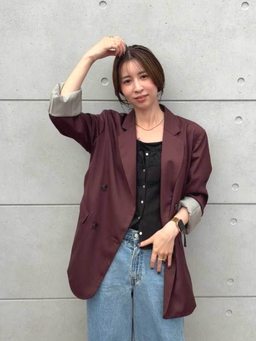 ブラック系のパンプス、ブラック系のTシャツ/カットソー、ブラウン系のテーラードジャケットを着用したレディースの夏コーディネートの4枚目の写真