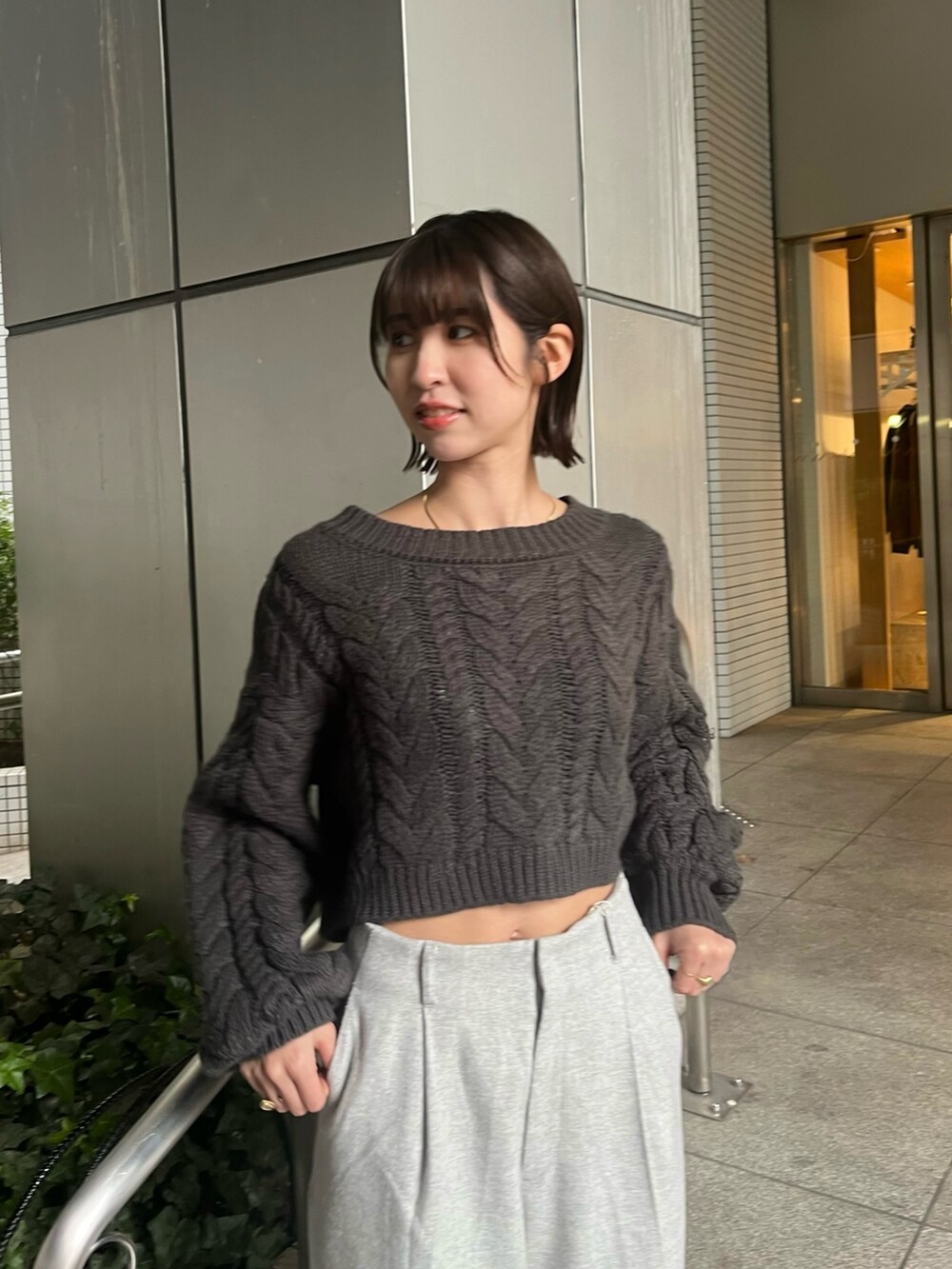 グレー系のその他パンツ、グレー系のニット/セーターを着用したレディースの冬コーディネートの3枚目の写真