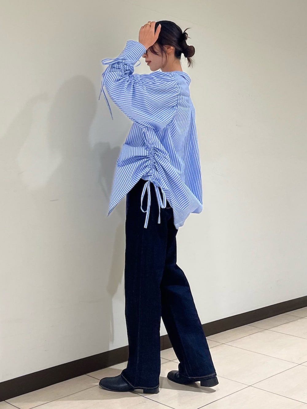 その他のシャツ/ブラウス、ブルー系のデニムパンツ、ブラウン系のメガネを着用したレディースの秋コーディネートの2枚目の写真