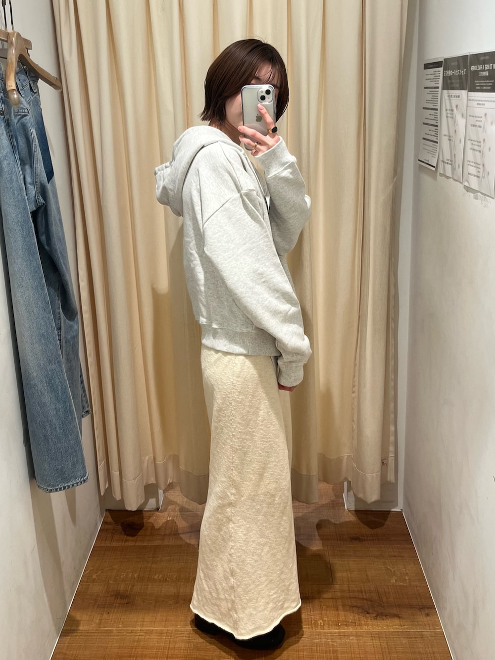 グレー系のパーカー、ホワイト系のスカートを着用したレディースの冬コーディネートの2枚目の写真