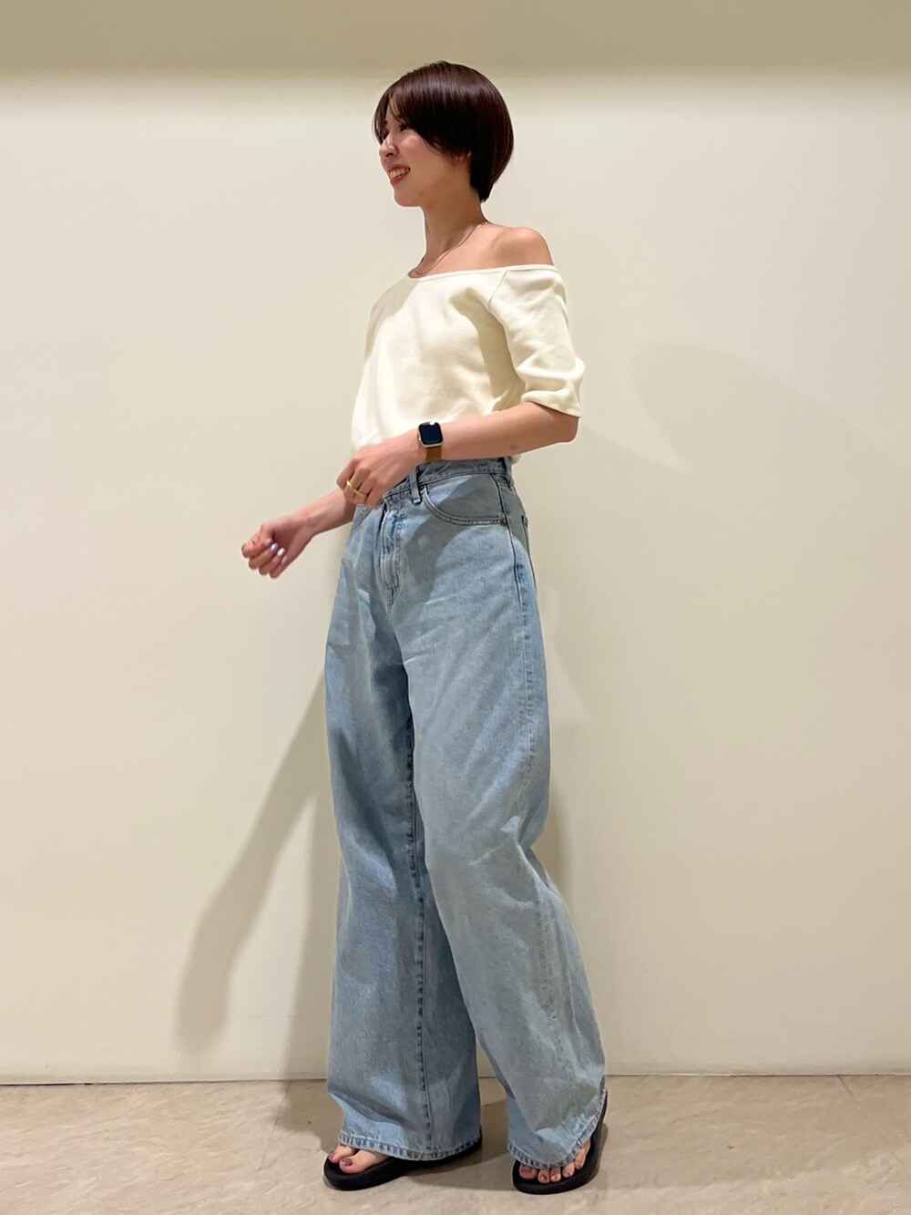 ホワイト系のTシャツ/カットソー、ブルー系のデニムパンツを着用したレディースの夏コーディネートの2枚目の写真