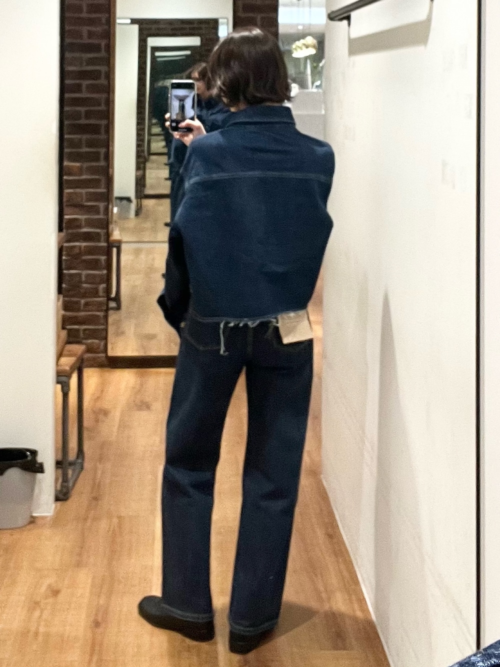 ブルー系のデニムパンツ、ブルー系のシャツ/ブラウス、ブラック系のメガネを着用したレディースの冬コーディネートの3枚目の写真