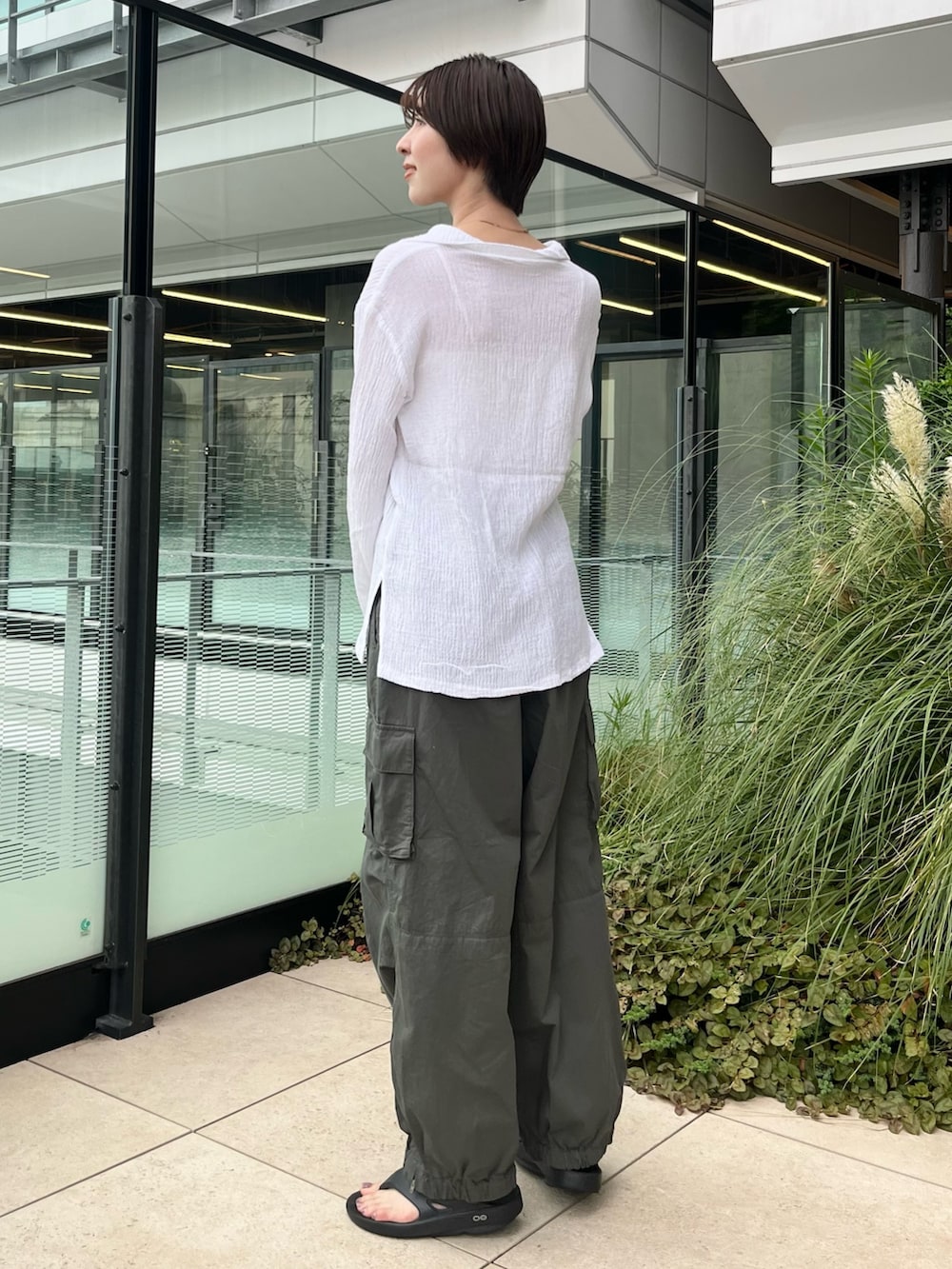 ホワイト系のシャツ/ブラウス、グリーン系のカーゴパンツを着用したレディースの夏コーディネートの3枚目の写真