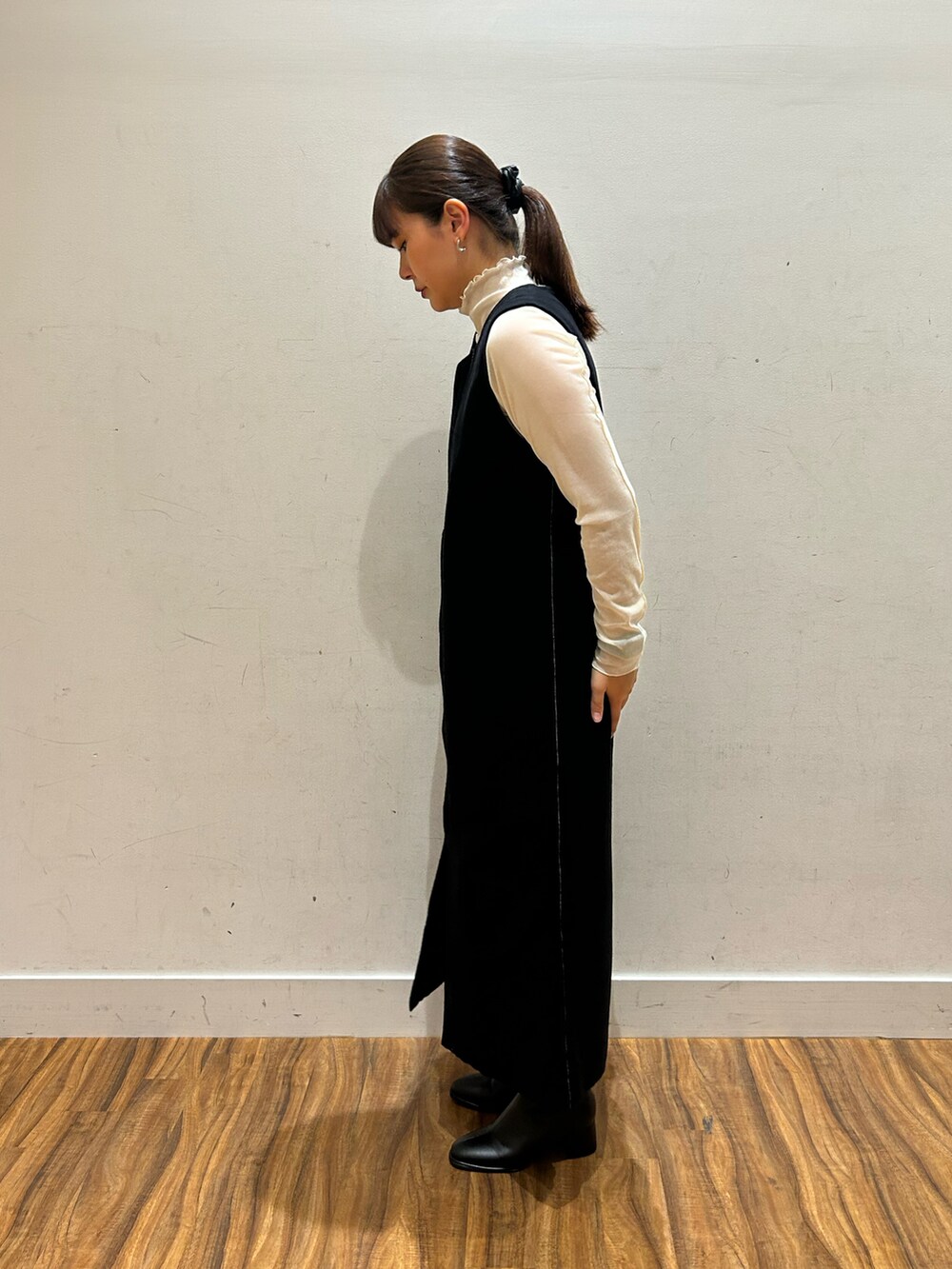 ホワイト系のTシャツ/カットソー、ブラック系のブーツを着用したレディースの秋コーディネートの2枚目の写真