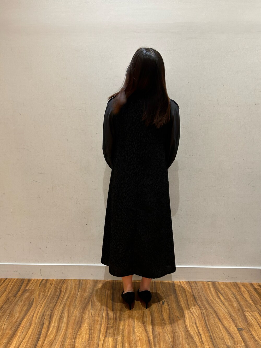 ブラック系のワンピースを着用したレディースの秋コーディネートの3枚目の写真