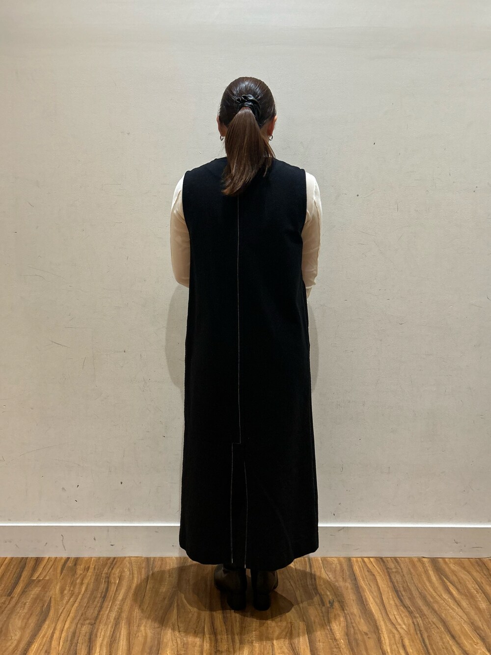 ホワイト系のTシャツ/カットソー、ブラック系のブーツを着用したレディースの秋コーディネートの3枚目の写真