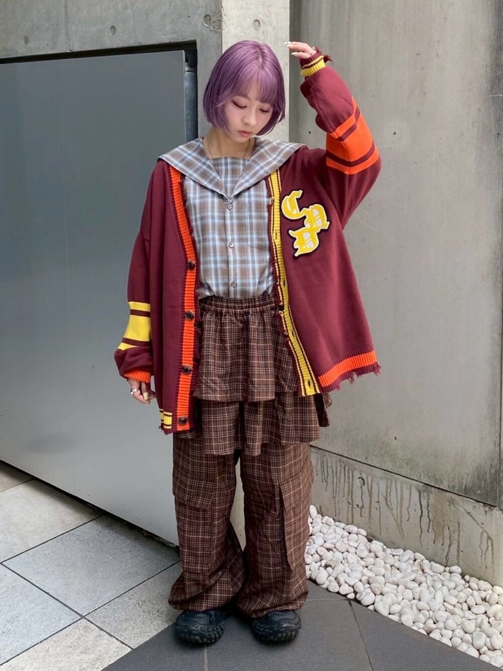 ブラウン系のその他パンツ、ブラウン系のシャツ/ブラウス、レッド系のカーディガン/ボレロを着用したレディースの秋コーディネートの2枚目の写真