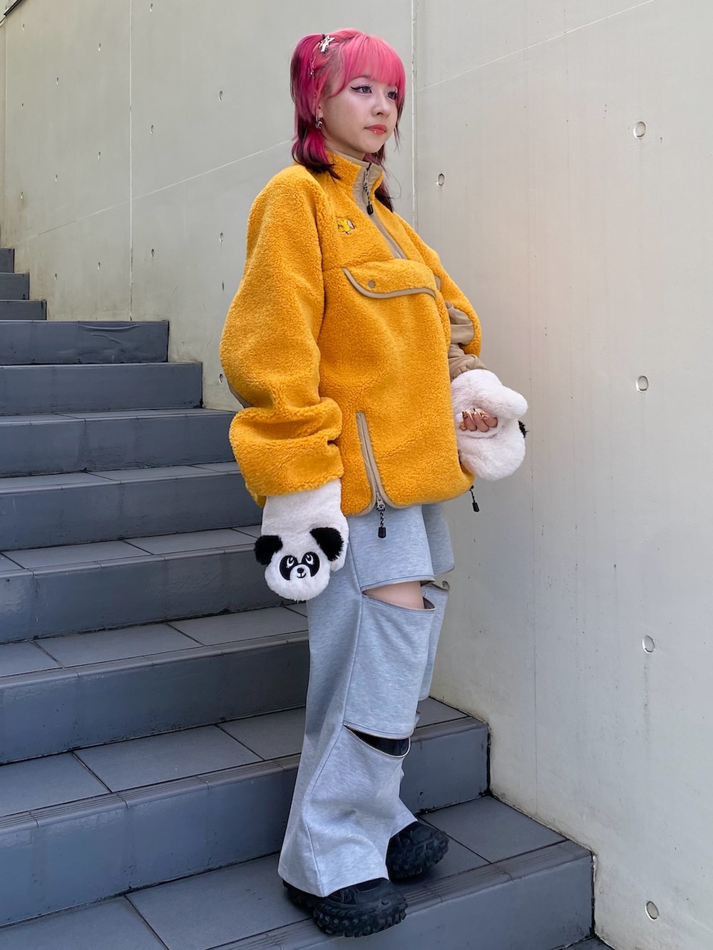 オレンジ系のその他トップス、グレー系のその他パンツ、ホワイト系の手袋を着用したレディースの秋コーディネートの3枚目の写真