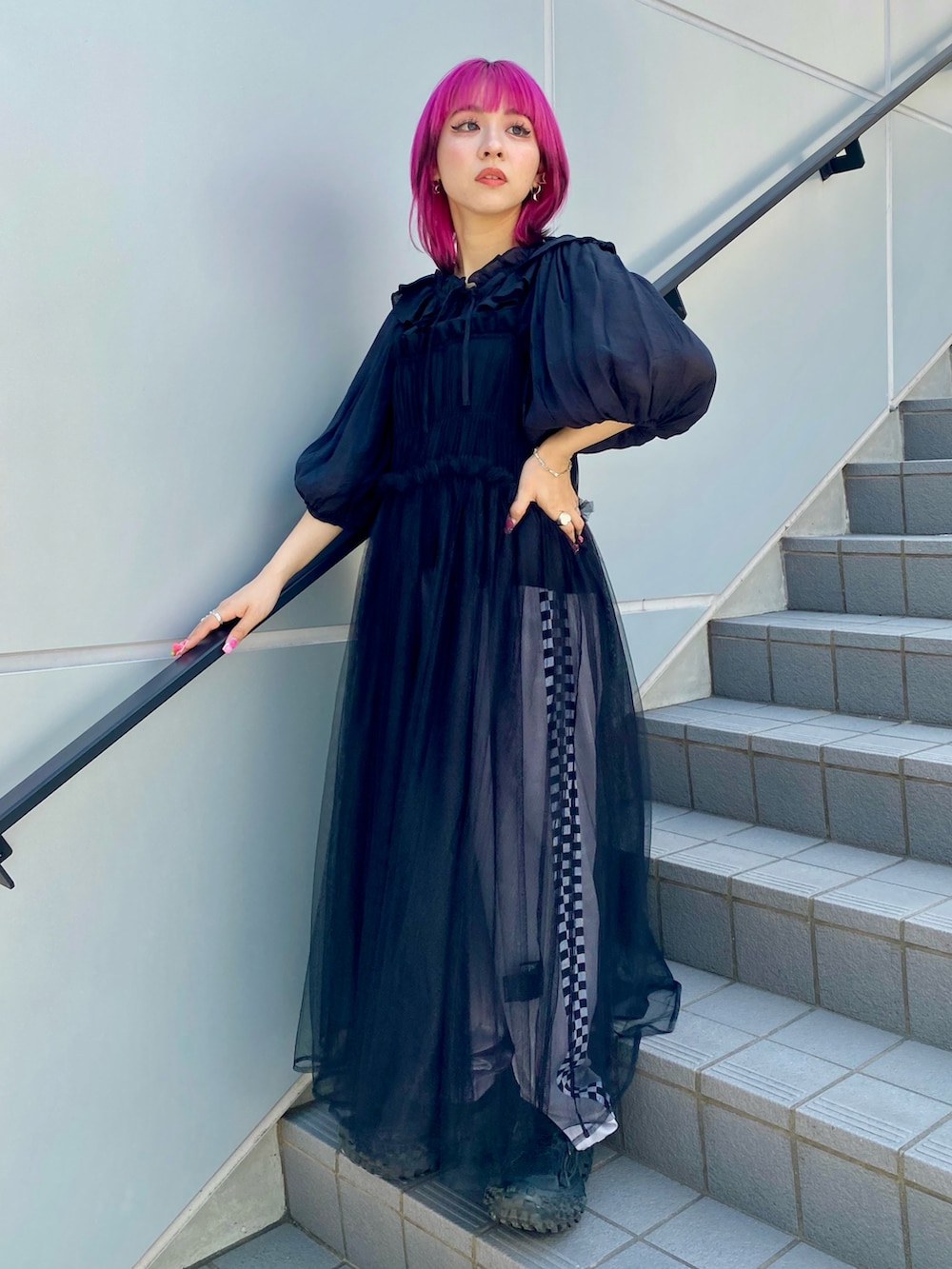 ブラック系のシャツ/ブラウス、ブラック系のワンピース、グレー系のその他パンツを着用したレディースの春コーディネートの2枚目の写真