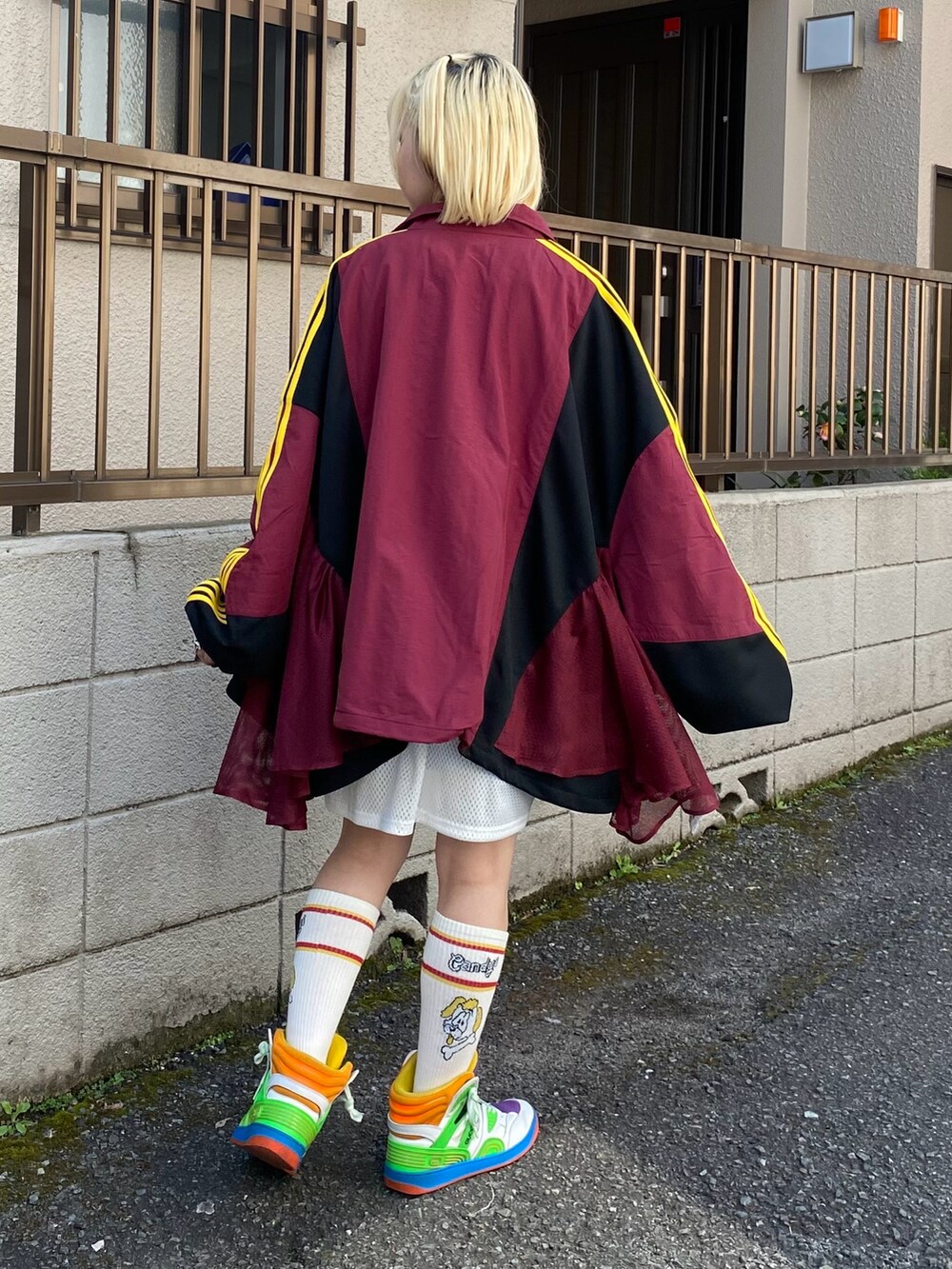 レッド系のブルゾン、ホワイト系のTシャツ/カットソー、ブルー系のTシャツ/カットソーを着用したレディースの春コーディネートの4枚目の写真