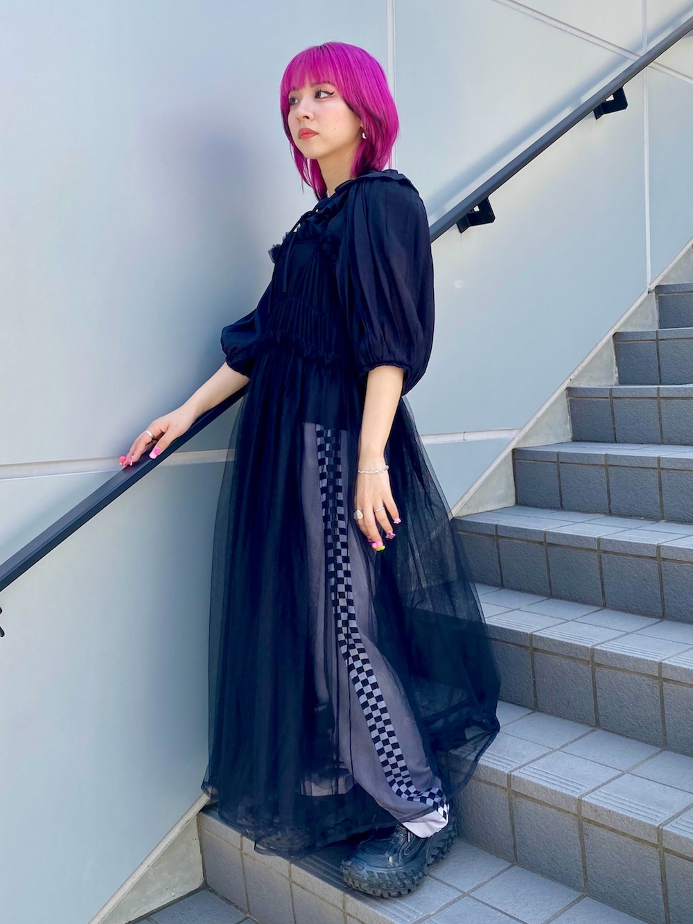 ブラック系のシャツ/ブラウス、ブラック系のワンピース、グレー系のその他パンツを着用したレディースの春コーディネートの3枚目の写真