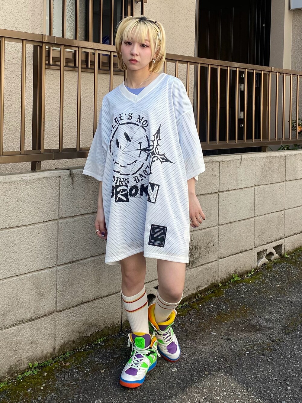レッド系のブルゾン、ホワイト系のTシャツ/カットソー、ブルー系のTシャツ/カットソーを着用したレディースの春コーディネートの5枚目の写真