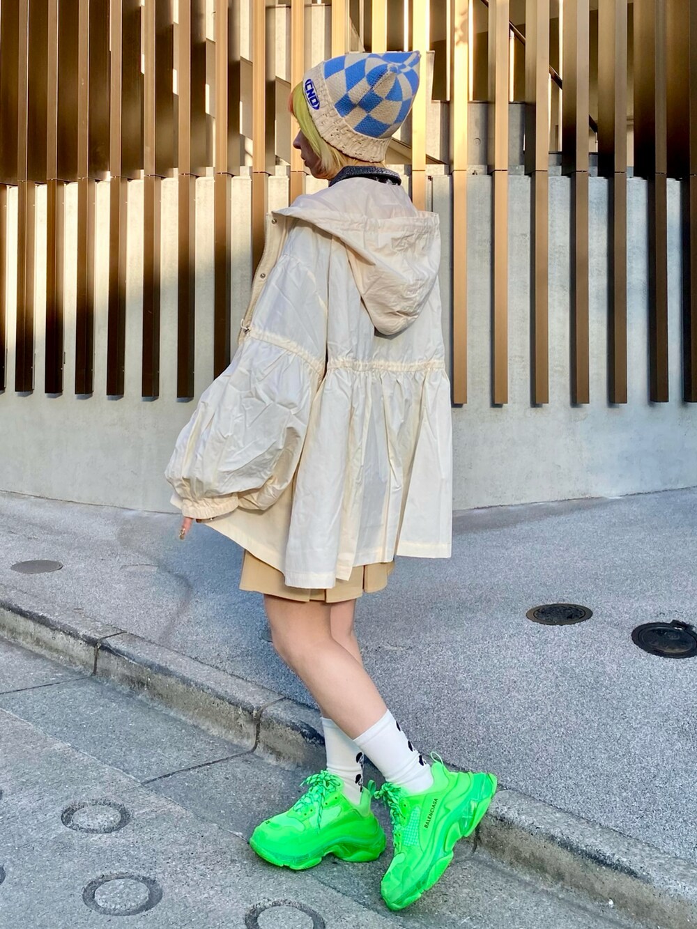 「Candy Stripper、スニーカー、ナイロンジャケット、スポーティ、ポロシャツ、オーバーサイズ、スカート、プリーツ、ビーニー、チェッカーフラッグ、ストリート」｜「Candy StripperのCHECKER SQUARE ビーニー（ニットキャップ/ビーニー、ブルー系）」を使った、CandyStripper_kujiさん（レディース・148cm）の春コーディネートの3枚目の写真
