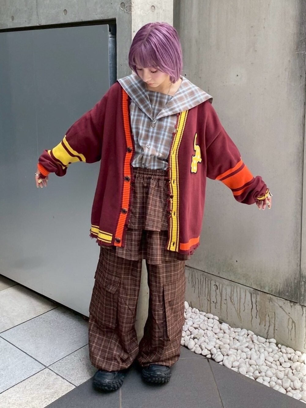 ブラウン系のその他パンツ、ブラウン系のシャツ/ブラウス、レッド系のカーディガン/ボレロを着用したレディースの秋コーディネートの4枚目の写真