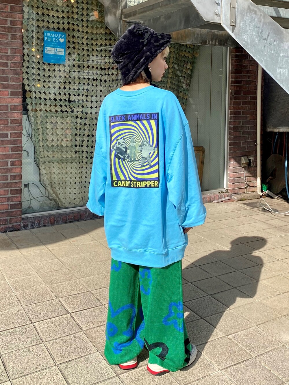 「Candy Stripper、スニーカー、スウェット、オーバーサイズ、ニットパンツ、フラワーモチーフ、リボン、バケットハット、カジュアル、カラーコーデ」｜「Candy StripperのTENDER RIBBON FUR BUCKET ハット（ハット、ブラック系）」を使った、CandyStripper_kujiさん（レディース・148cm）の秋コーディネートの4枚目の写真