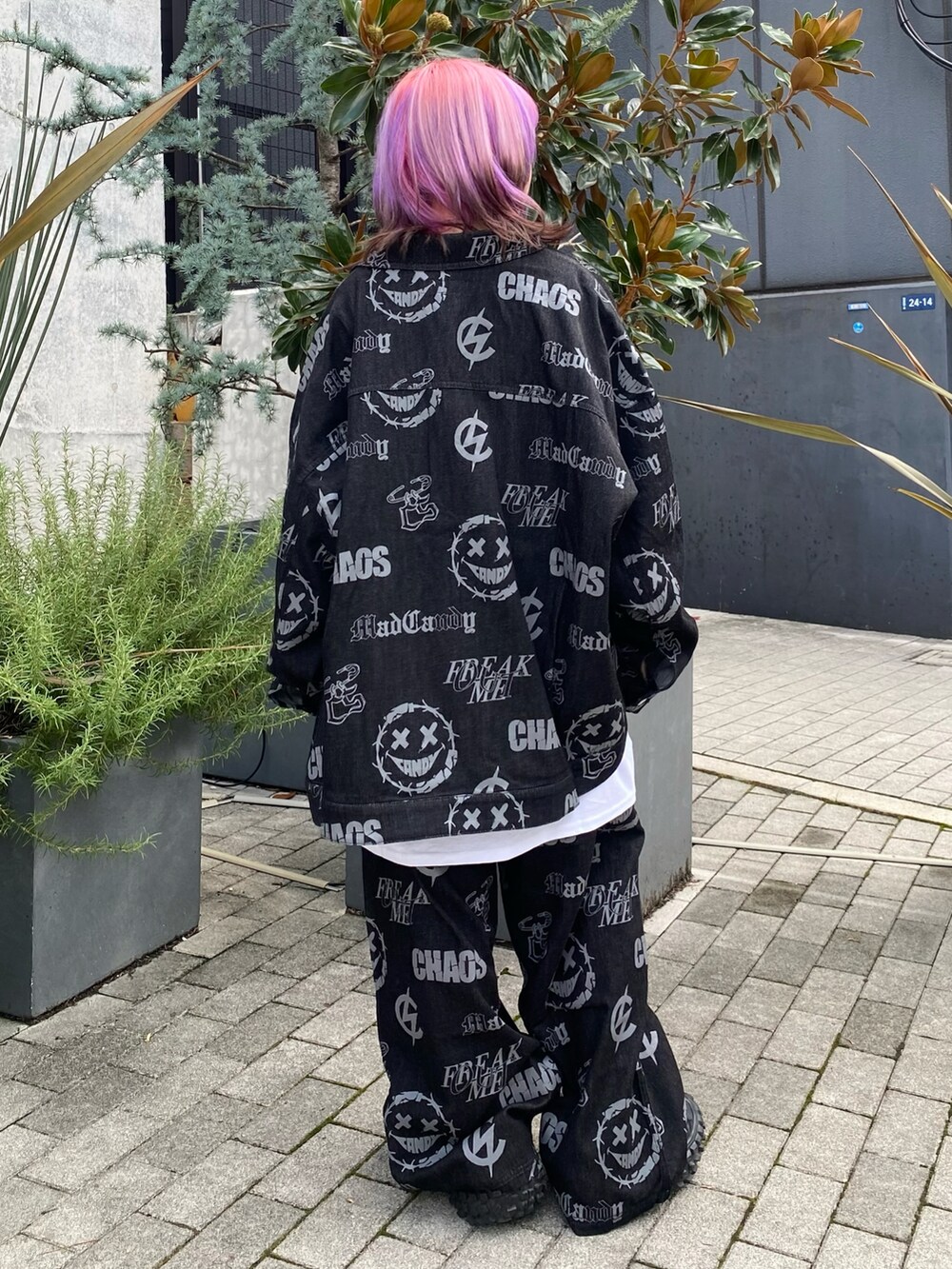 ブラック系のデニムジャケット、ホワイト系のTシャツ/カットソー、ブラック系のデニムパンツを着用したレディースの夏コーディネートの3枚目の写真