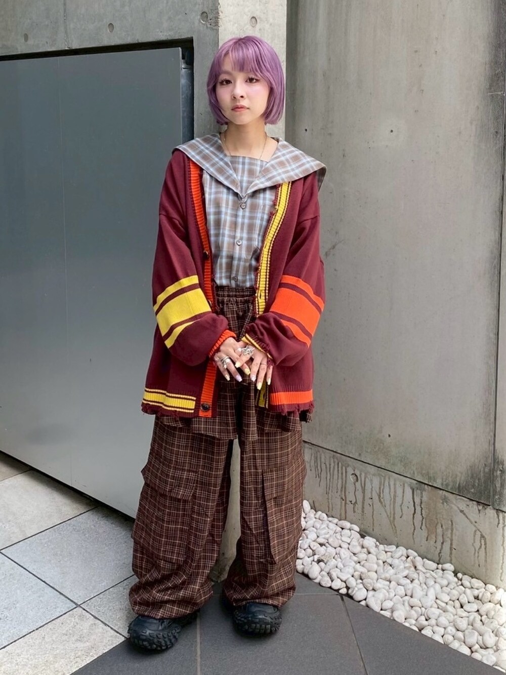 ブラウン系のその他パンツ、ブラウン系のシャツ/ブラウス、レッド系のカーディガン/ボレロを着用したレディースの秋コーディネートの3枚目の写真