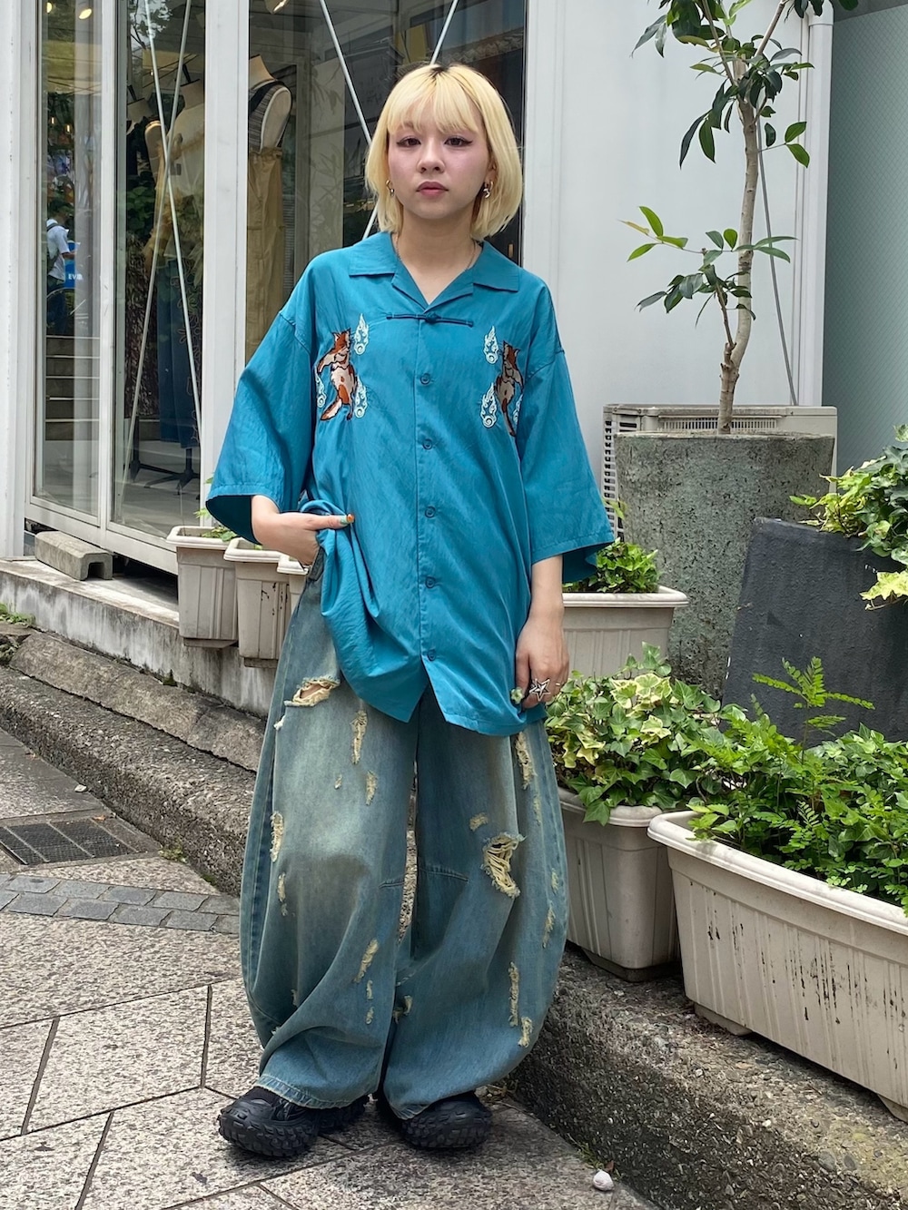 ブルー系のデニムパンツ、ブルー系のシャツ/ブラウスを着用したレディースの夏コーディネートの2枚目の写真