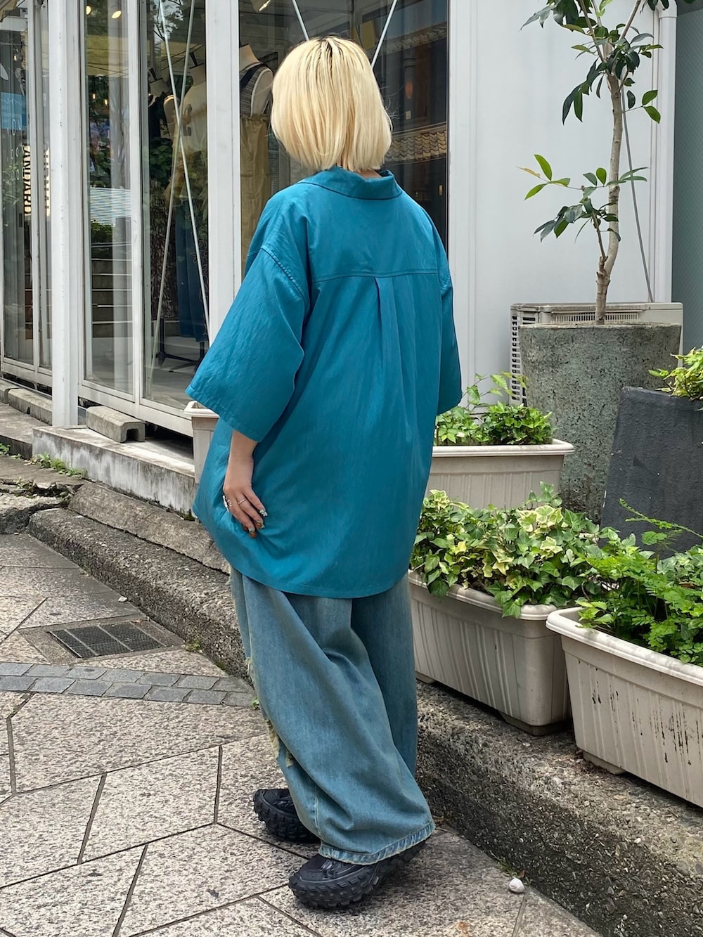 ブルー系のデニムパンツ、ブルー系のシャツ/ブラウスを着用したレディースの夏コーディネートの5枚目の写真