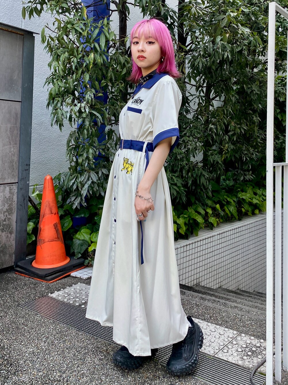 ホワイト系のシャツワンピース、ブラック系のチョーカーを着用したレディースの春コーディネートの2枚目の写真