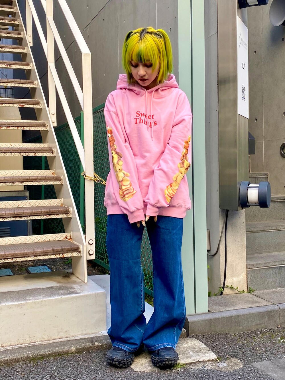 ブラック系のMA-1、ピンク系のパーカー、ブルー系のデニムパンツを着用したレディースの冬コーディネートの3枚目の写真