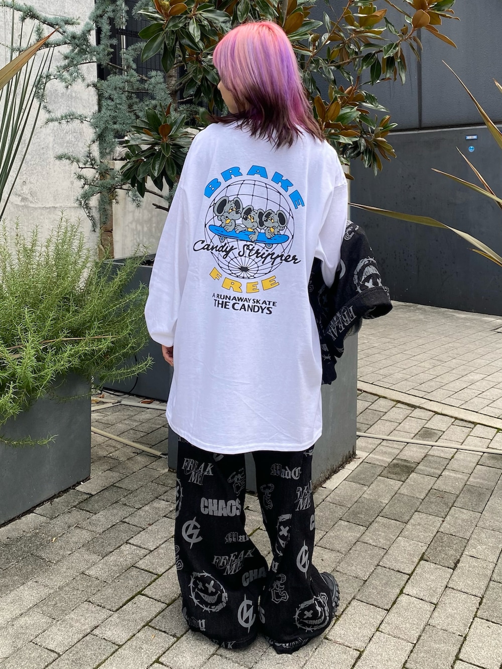 ブラック系のデニムジャケット、ホワイト系のTシャツ/カットソー、ブラック系のデニムパンツを着用したレディースの夏コーディネートの5枚目の写真