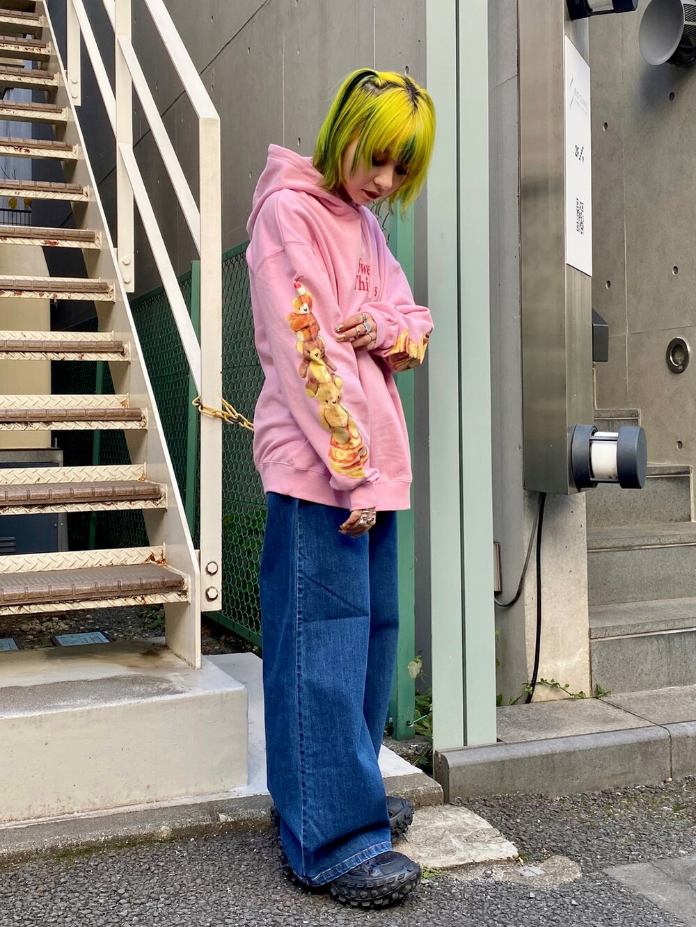 ブラック系のMA-1、ピンク系のパーカー、ブルー系のデニムパンツを着用したレディースの冬コーディネートの4枚目の写真