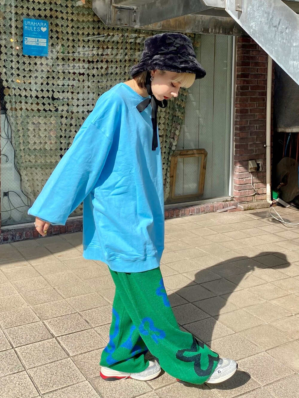 「Candy Stripper、スニーカー、スウェット、オーバーサイズ、ニットパンツ、フラワーモチーフ、リボン、バケットハット、カジュアル、カラーコーデ」｜「Candy StripperのTENDER RIBBON FUR BUCKET ハット（ハット、ブラック系）」を使った、CandyStripper_kujiさん（レディース・148cm）の秋コーディネートの3枚目の写真