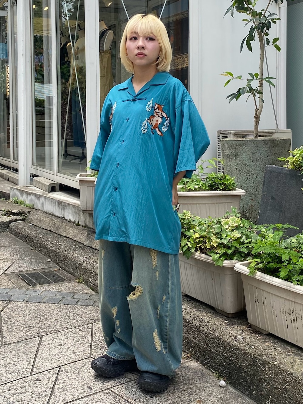 ブルー系のデニムパンツ、ブルー系のシャツ/ブラウスを着用したレディースの夏コーディネートの3枚目の写真