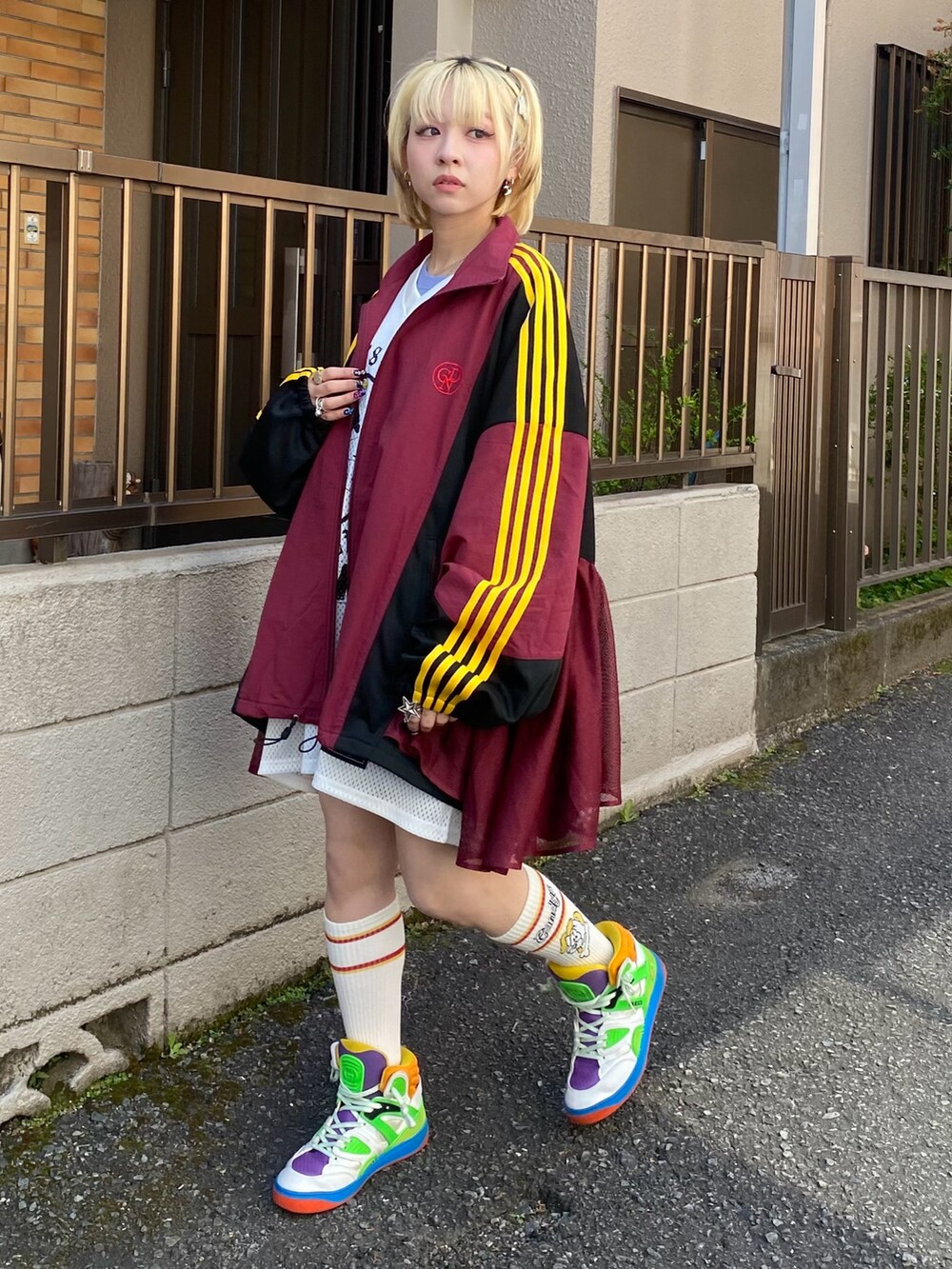 レッド系のブルゾン、ホワイト系のTシャツ/カットソー、ブルー系のTシャツ/カットソーを着用したレディースの春コーディネートの3枚目の写真