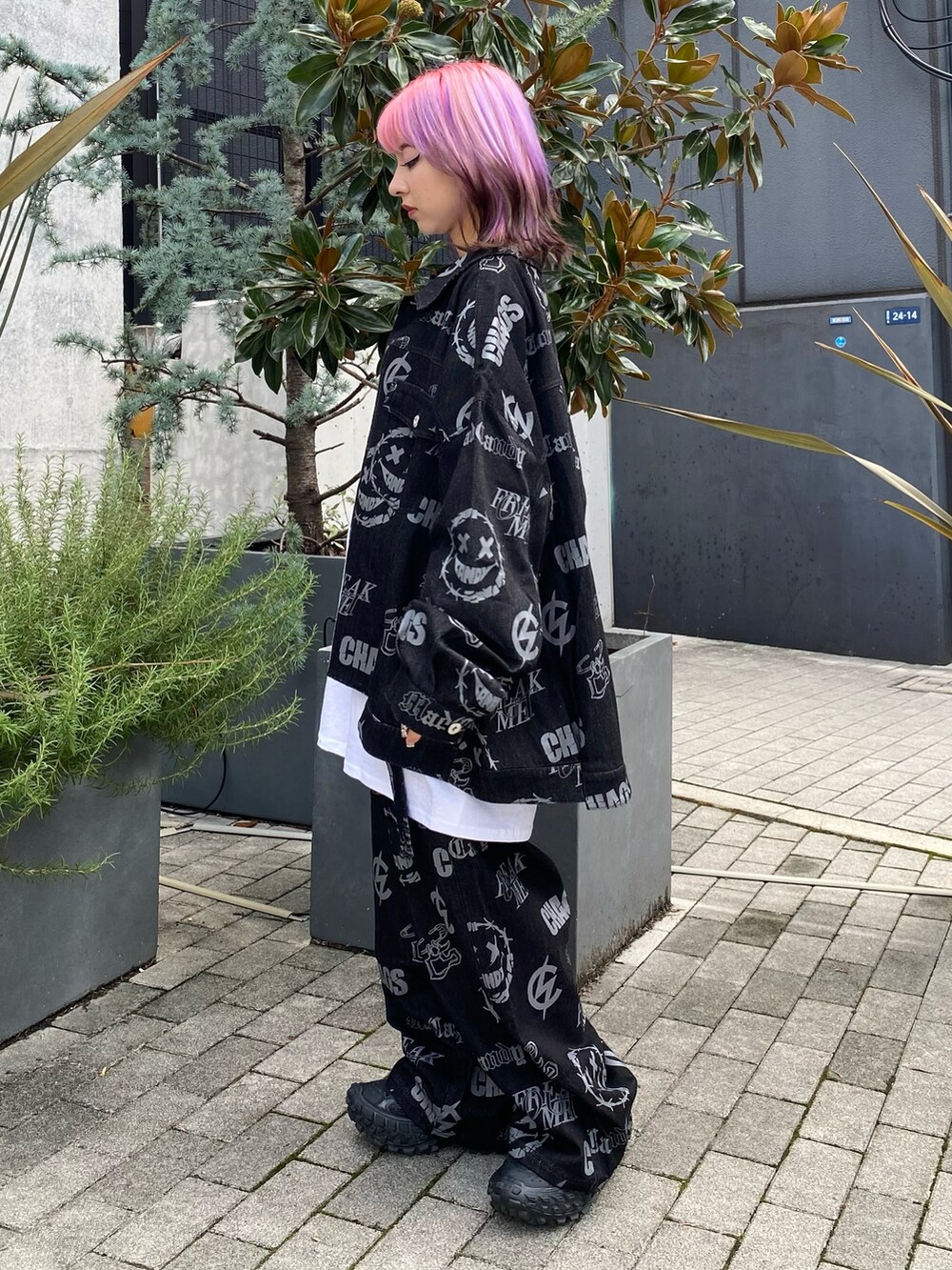 ブラック系のデニムジャケット、ホワイト系のTシャツ/カットソー、ブラック系のデニムパンツを着用したレディースの夏コーディネートの2枚目の写真