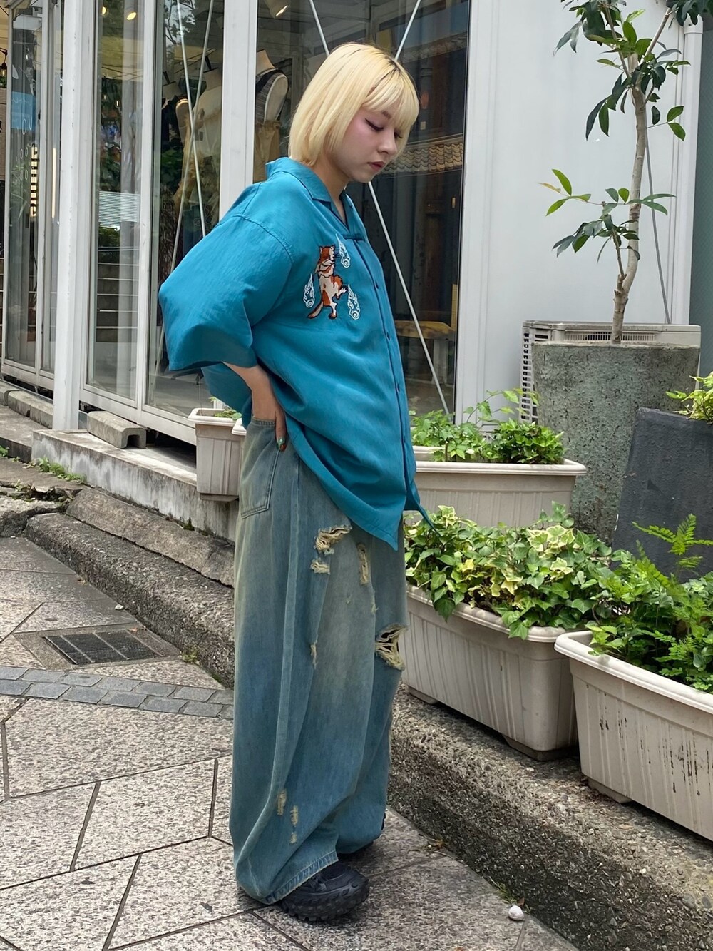 ブルー系のデニムパンツ、ブルー系のシャツ/ブラウスを着用したレディースの夏コーディネートの4枚目の写真