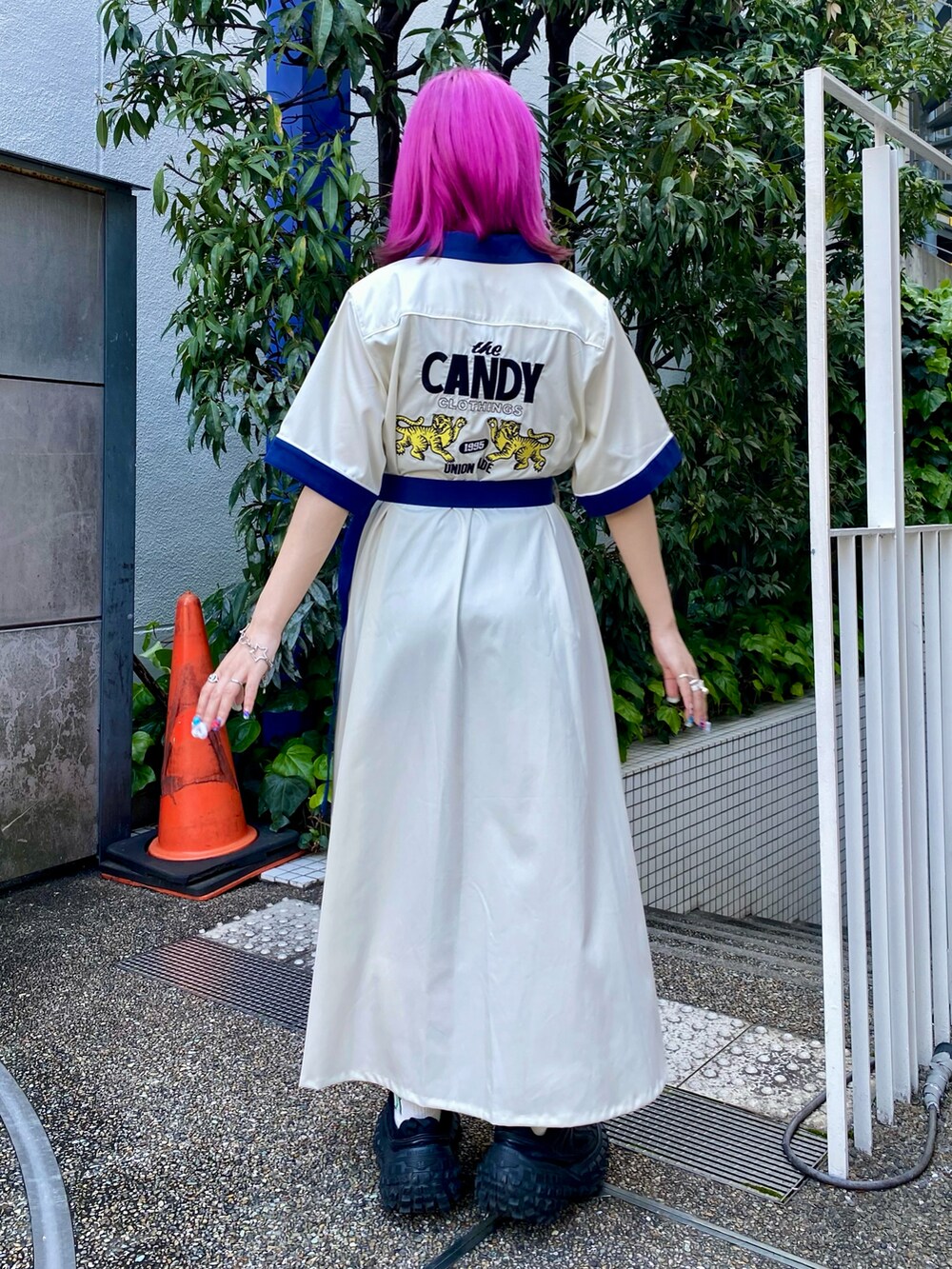 ホワイト系のシャツワンピース、ブラック系のチョーカーを着用したレディースの春コーディネートの3枚目の写真