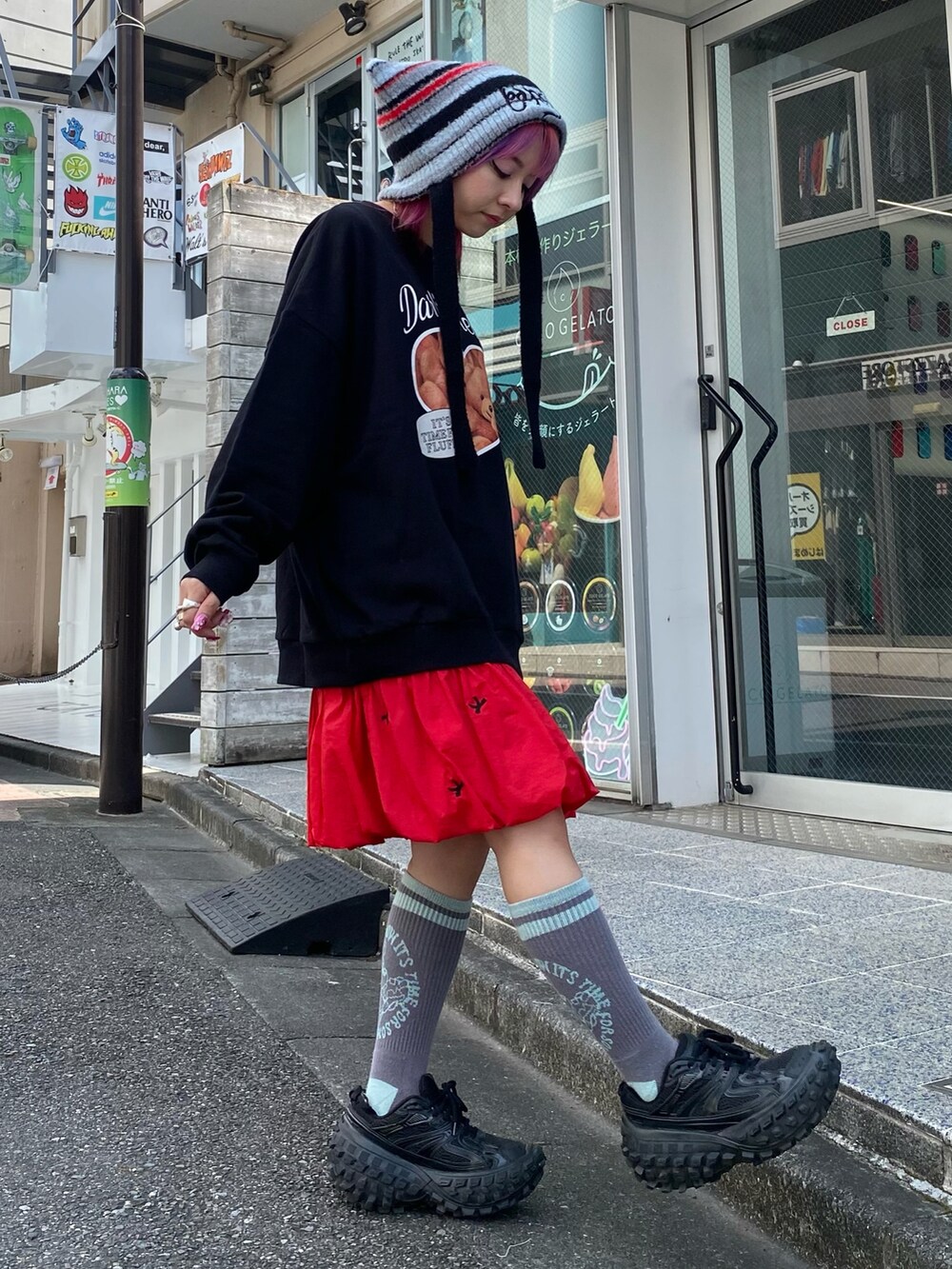 「Candy Stripper、スニーカー、スウェット、バルーンスカート、リボン、ビーニー、マルチボーダー、刺繍、ガーリー、韓国ファッション」｜「Candy StripperのDARLING TEDDY スウェット（スウェット、ブラック系）」を使った、CandyStripper_kujiさん（レディース・148cm）の秋コーディネートの3枚目の写真