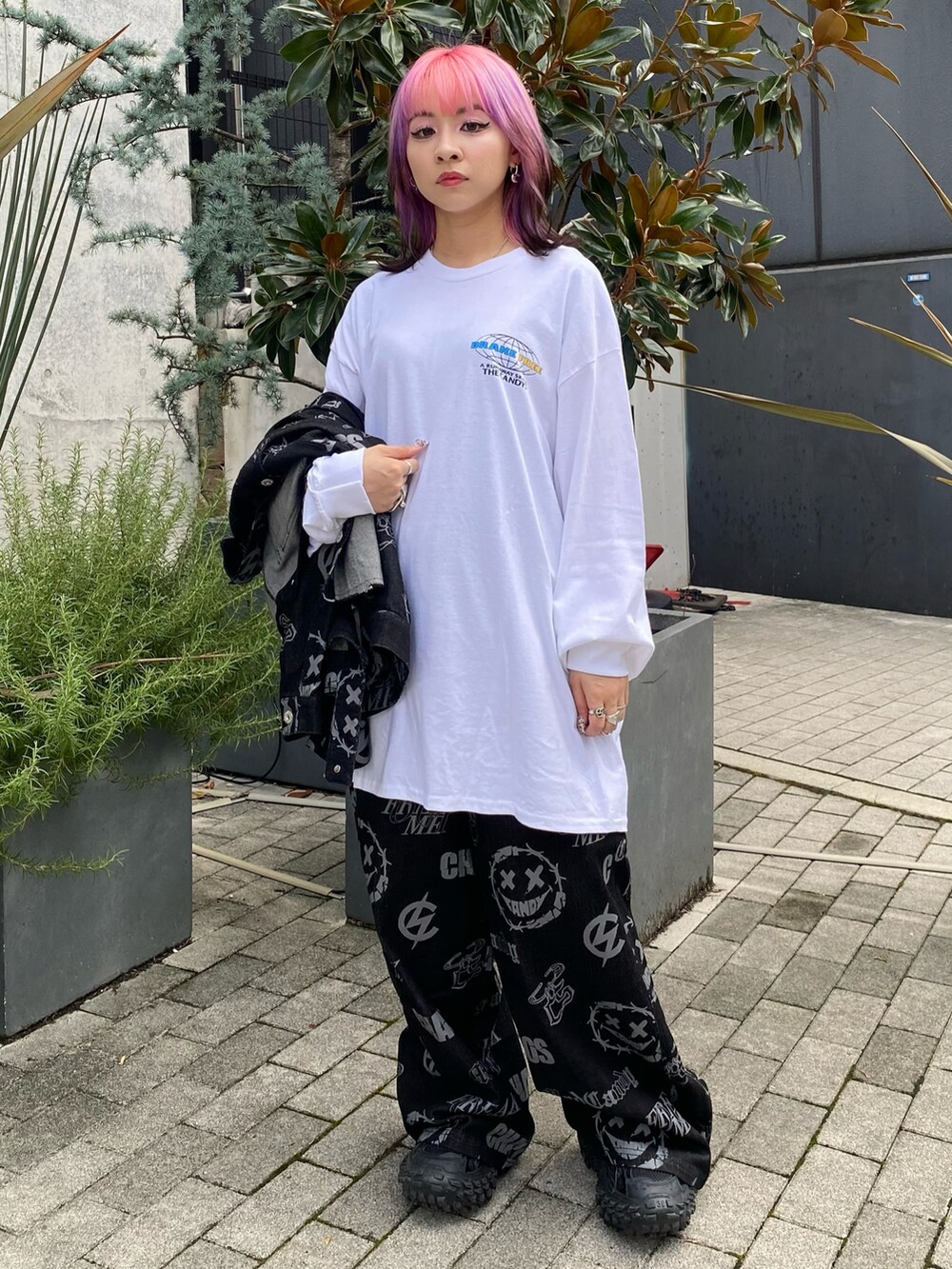 ブラック系のデニムジャケット、ホワイト系のTシャツ/カットソー、ブラック系のデニムパンツを着用したレディースの夏コーディネートの4枚目の写真